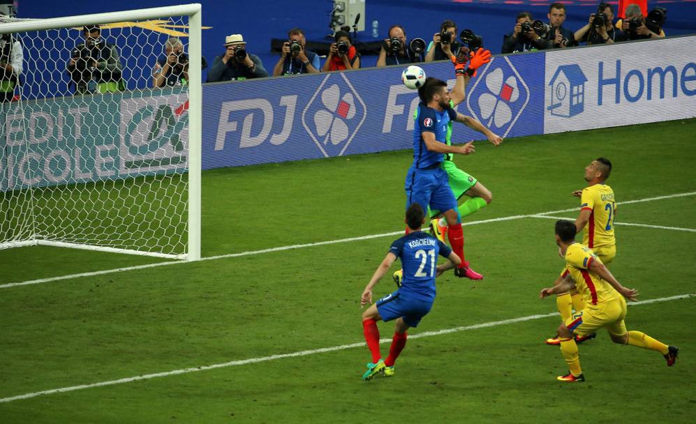 Nel secondo tempo l&#39;equilibrio si sblocca: Giroud svetta e gonfia la rete, facendo esplodere i tifosi francesi. E&#39; il primo gol di questo campionato d&#39;Europa.